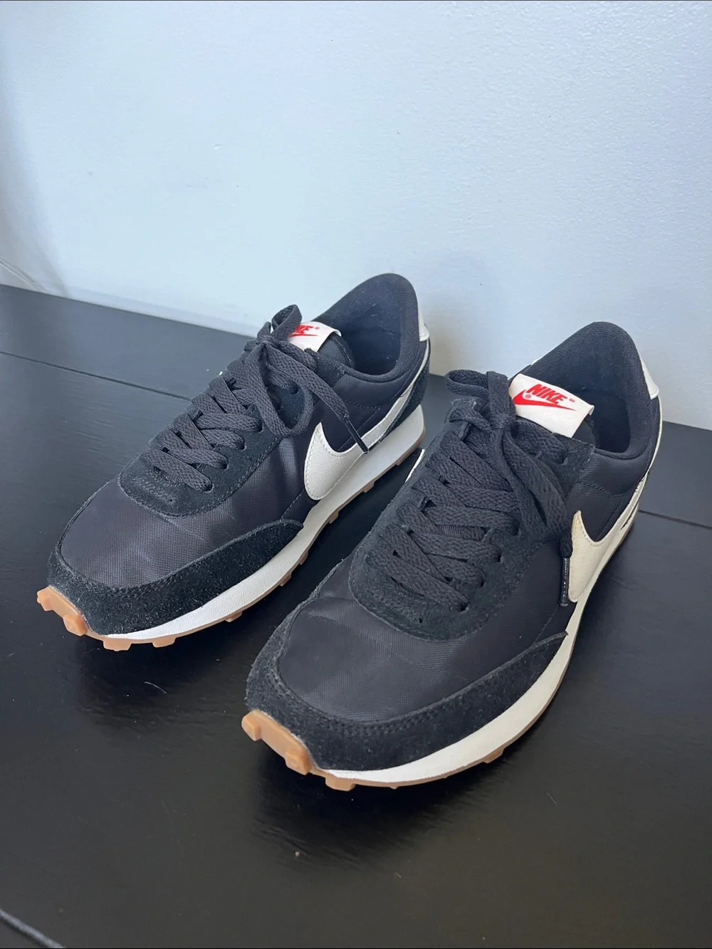 Nike W/7.5 Retro running shoe. Excellent condition. Small creases from wear